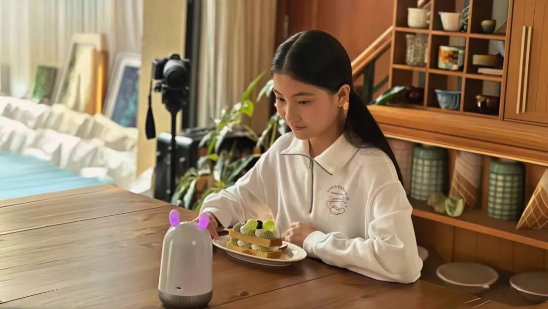 女孩在家庭场景中与达蒙自然互动